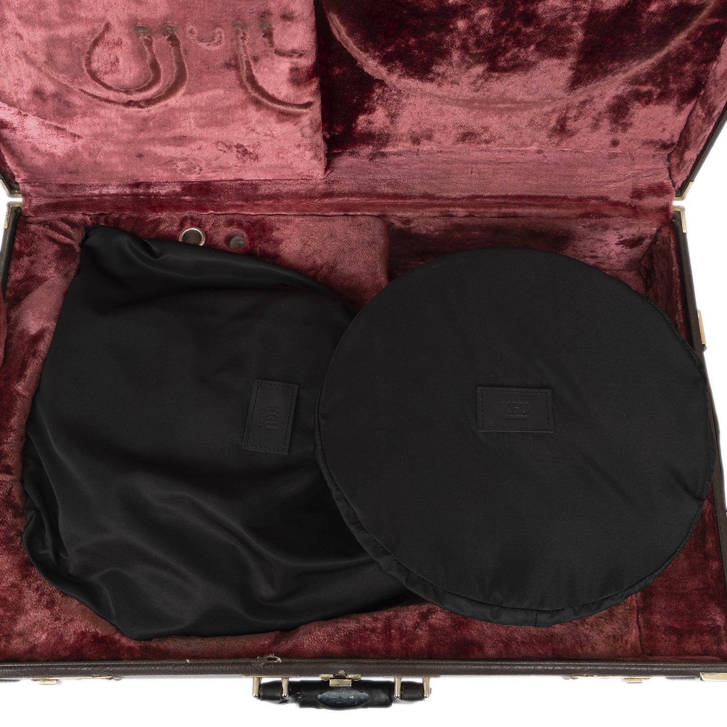 Flannel shelter bag for safe transportation of brasswind instruments.