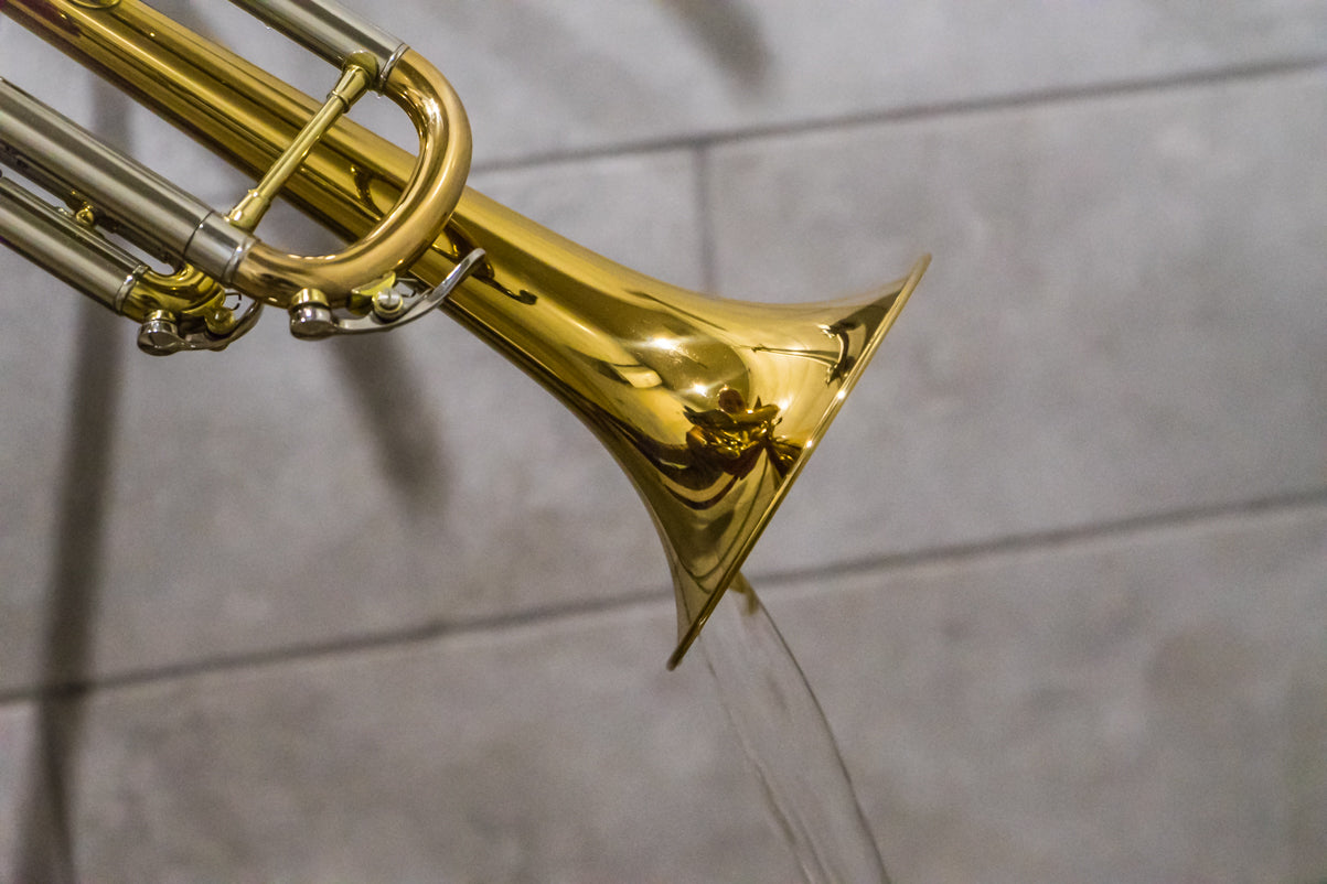 Cleaning trumpet with water and a KGUmusic Aqua Nozzle.